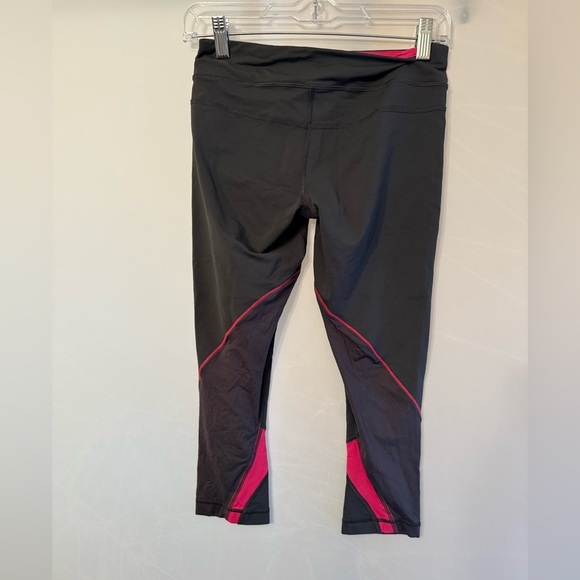 LULULEMON RUN INSPIRED CAPRI CROPPED GRAY PINK TRIM LEGGINGS SIZE 6 - Picture 2 of 5